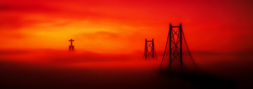 Ponte 25 de abril em tons de vermelho por Marco Santos Marques, Fotografia de Paisagem