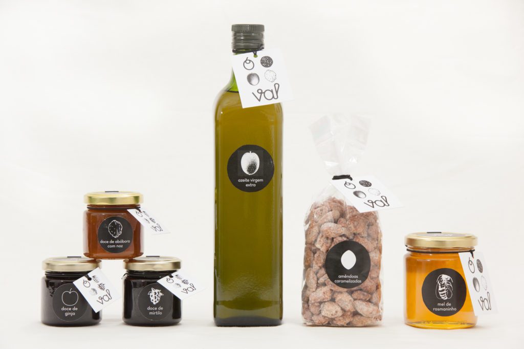 Fotografia de produto: azeite, compotas e doces regionais em fundo branco