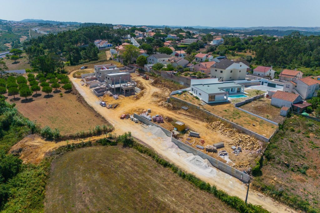 Casas do Pinhal em obra: vista aérea de drone do acesso e dos lotes ainda por construir