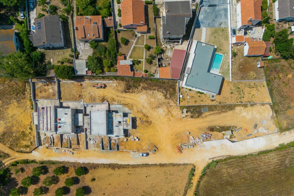 Casas do Pinhal em obra: vista vertical de drone da implantação das moradias